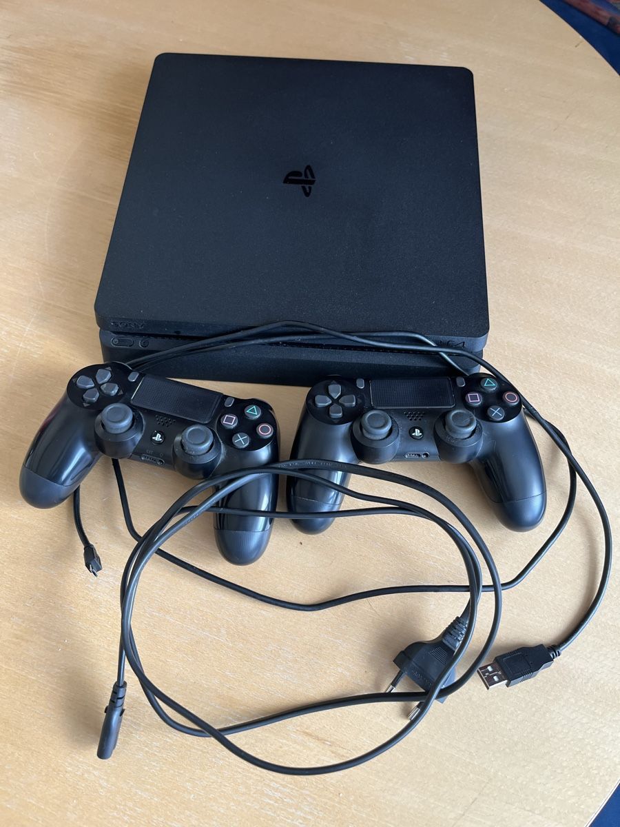 Sony Konsolen: Playstation 4 Slim / 2 Controller – Gebraucht aus Malters von Ferraiolo67