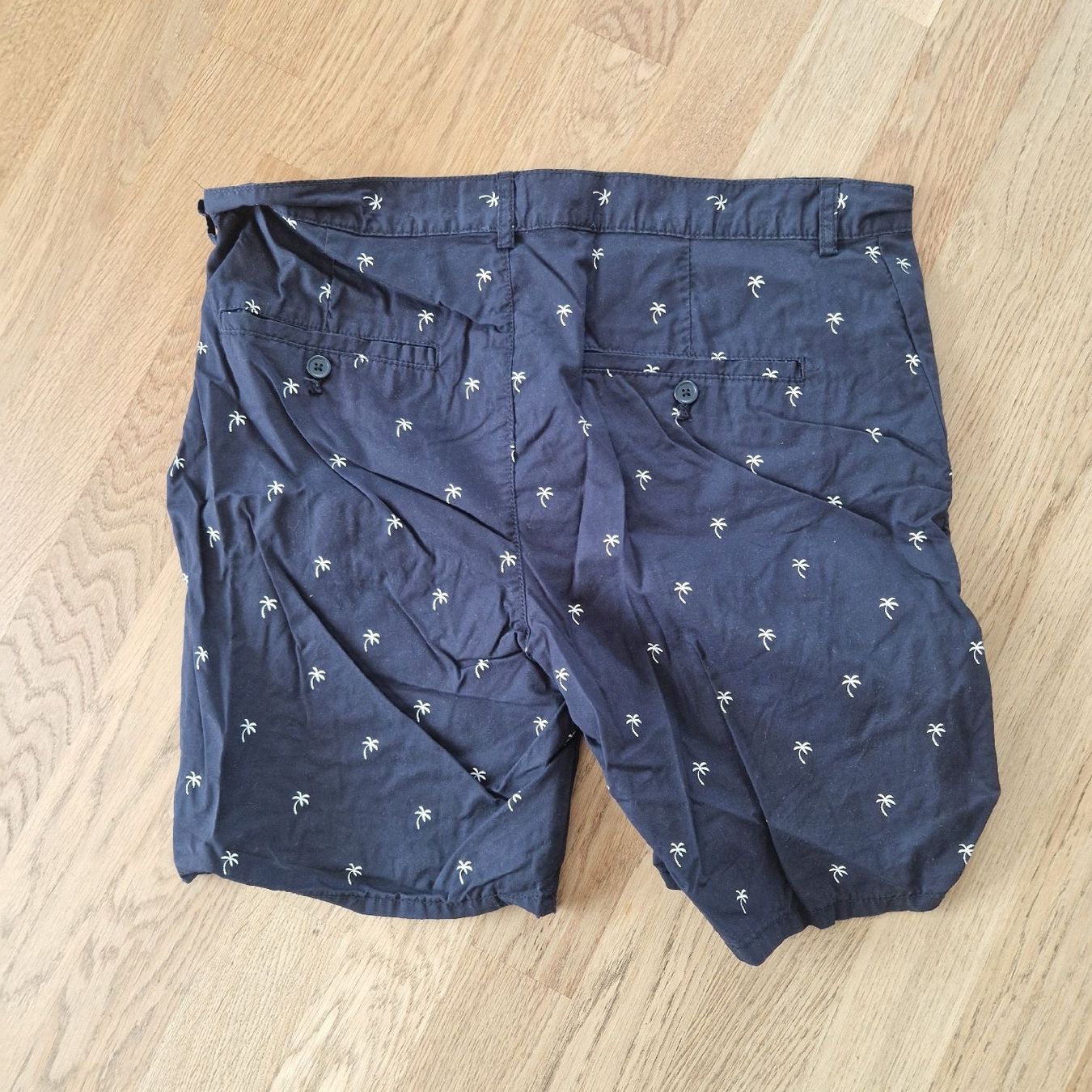 H&M Pantaloni: kurze Freizeithose H&M Gr. 32 blau Palmen – Usato da Nendeln venduto da Zopfie_ 1
