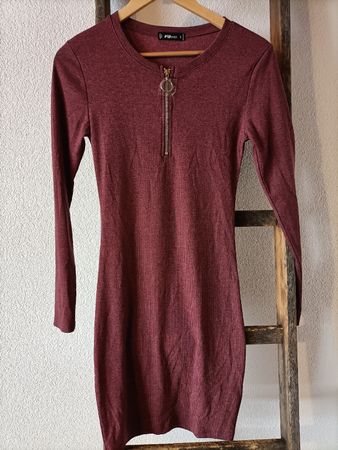 Neues figurbetontes Kleid in Weinrot, Grösse S