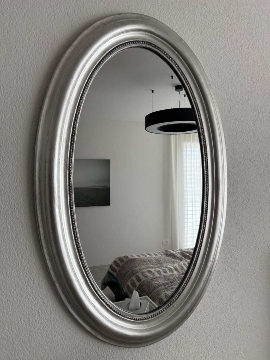 Miroirs: Elegant Oval Mirror with Silver Frame - Excellent Condition – D'occasion à Jonen par chrispluess