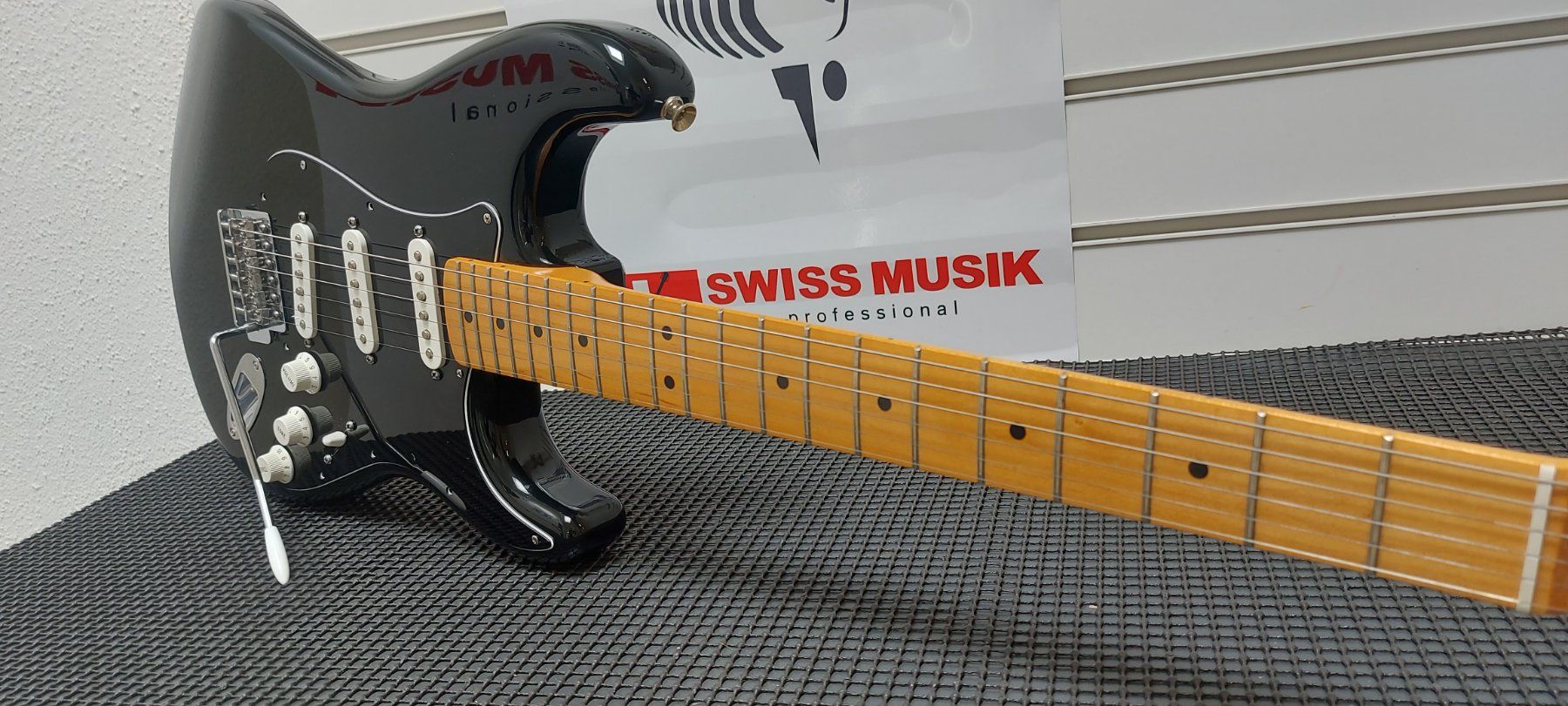 Fender Strumenti musicali: Fender Stratocaster Mexico 2012 Black ,frisch ab service – Usato da Glattbrugg venduto da Swissmusik 2