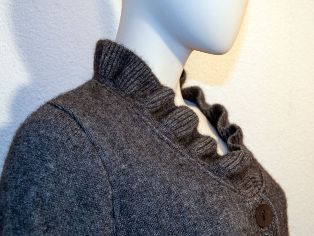 Jacken: Possum Damen Jacke mit Rüschen L grau – Neu und originalverpackt aus Zollikofen von marys-choice 4