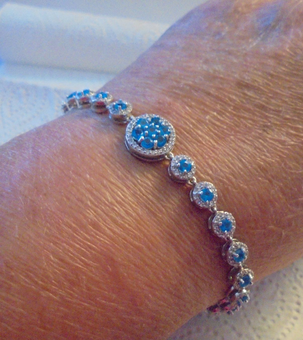 Armbänder & -reifen: Echtschmuck: Neonblauer Apatit-Silberarmband 19 cm – Neu (gemäss Beschreibung) aus Zuchwil von maumauchi
