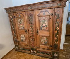 Antiker Hochzeitschrank MEYER & LÜSIN, 1761, mit Malereien