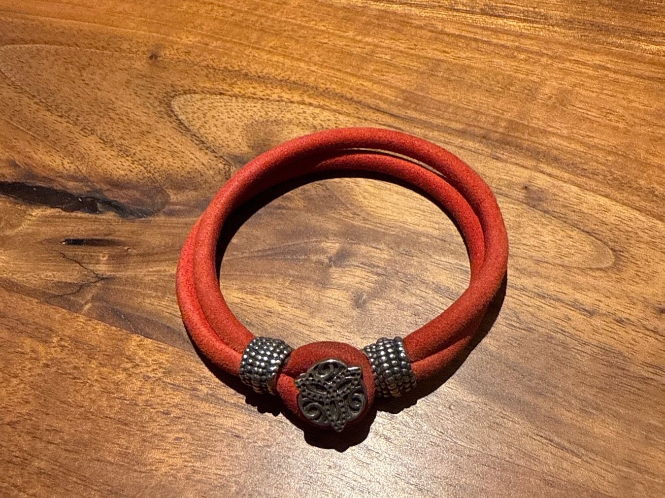 Bracciali & Braccialetti: Rotes Lederarmband mit Silberverschluss – Usato da Bassersdorf venduto da padriga68