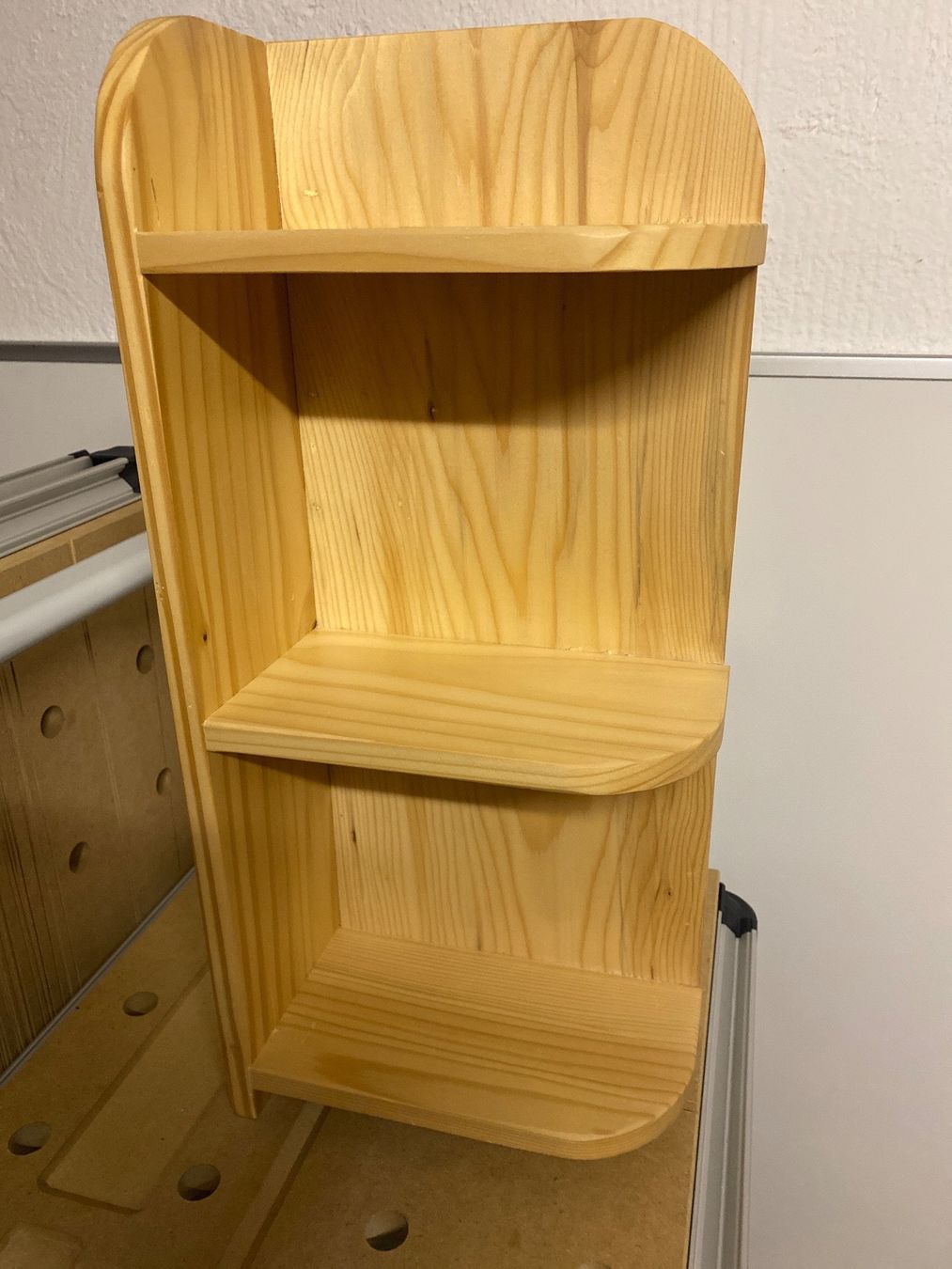 Scaffali: Regal klein Eckregal Massivholz – Usato da Uznach venduto da RicardosFinest