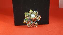 Elegante goldige Brosche mit Strass-Steinen, neuwertig