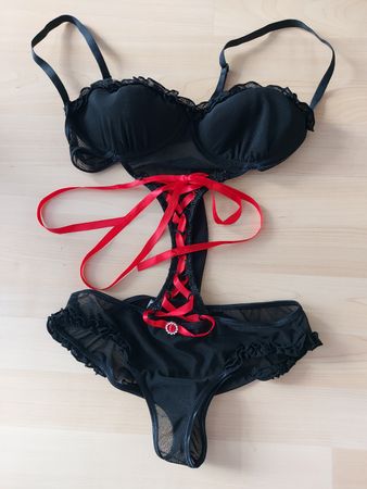 Heisses Dessous-Set in Schwarz mit roten Bändern, Grösse S