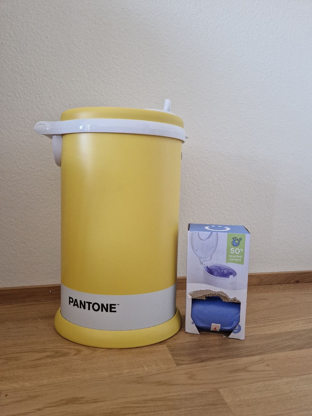 Abfalleimer: Limited Edition Pantone Ubbi Windeleimer – Gebraucht aus Basel von Alekto