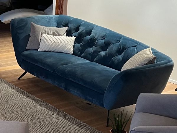 Sofas: Sofa mit Hocker Velvet wenig gebraucht – Gebraucht aus walchwil von Favre