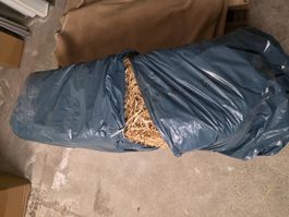 Strohballen in blauem Kunststoffsack verpackt, neu