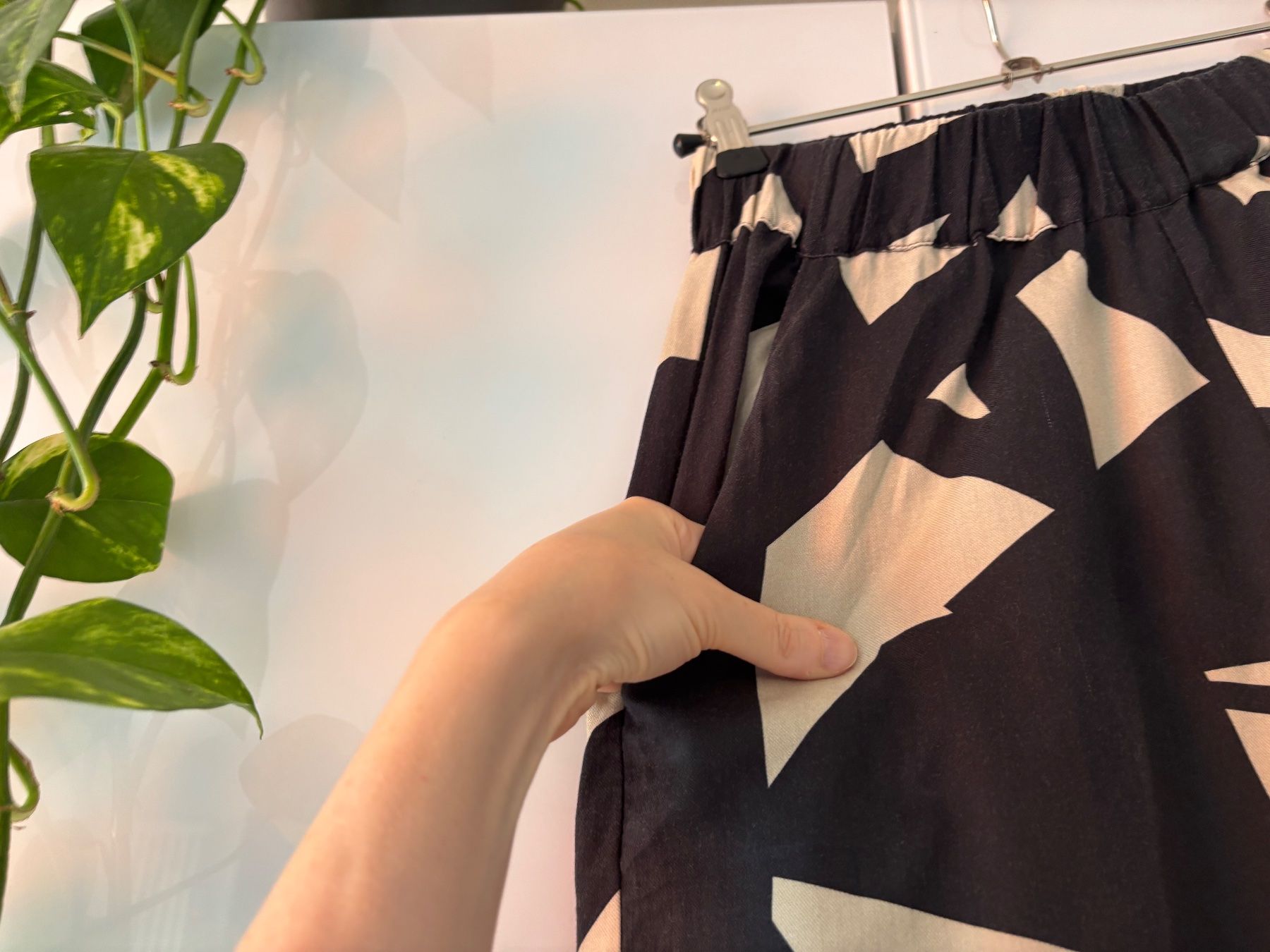 Pantaloni: TARZAN Hose mit abstraktem Muster Gr. XS – Usato da Zürich venduto da missmodernage 3