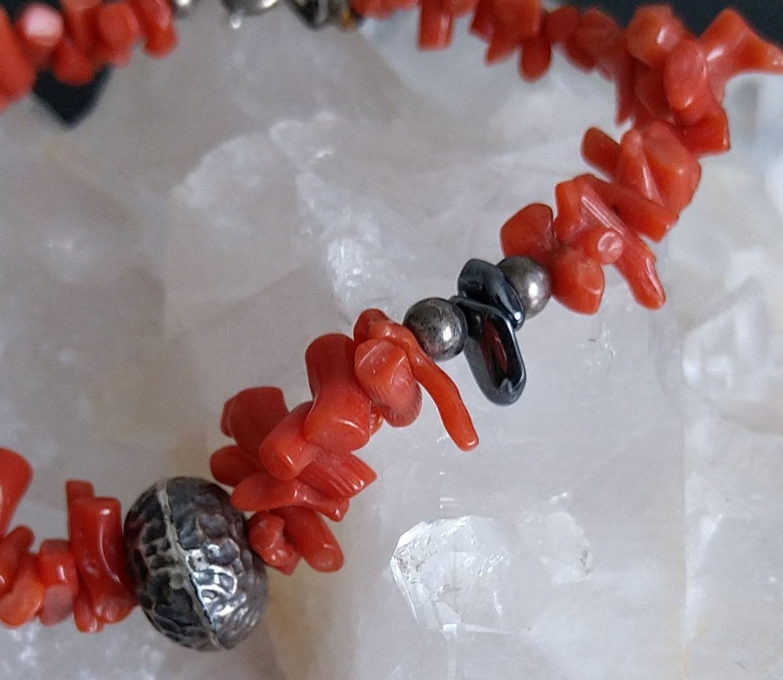 Armbänder & -reifen: ARMBAND MIT KORALLE  - SILBER -  HÄMATIT – Gebraucht aus Romanshorn von BoutiqueA 1