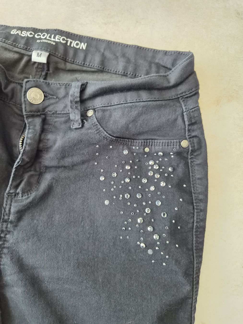 Pantaloni: Schwarze 3/4-Jeans mit Strass, Grösse M, Chicorée  – Usato da Niederrohrdorf venduto da Miripfiri 3