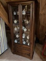Massivholz-Vitrine inkl. Porzellan  sofort einsatzbereit
