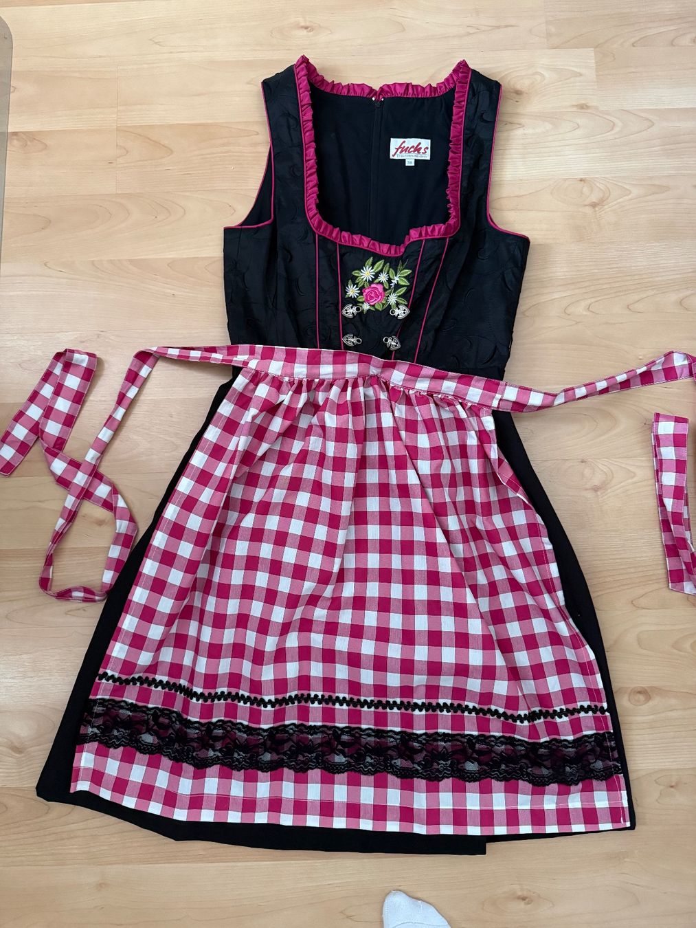 Vestiti: Dirndl Fuchs mit Schürze Grösse 38 – Usato da Pfäffikon SZ venduto da Syndrome379