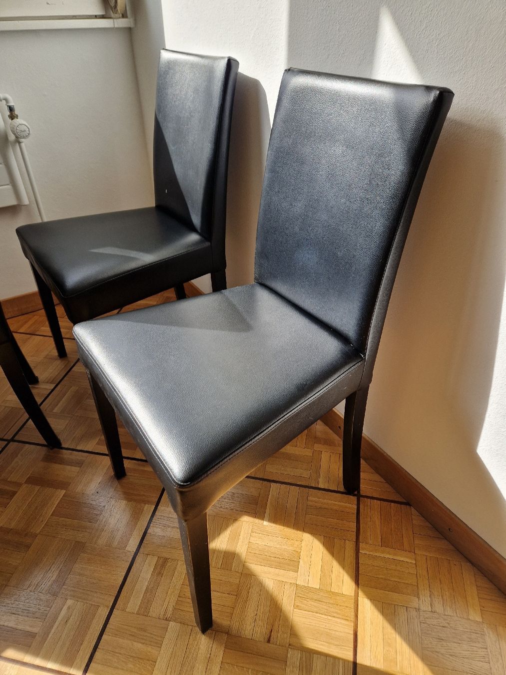 Sedie: Lot de 7 chaises en cuir noir – Usato da Petit-Lancy venduto da zes_6jhm 6