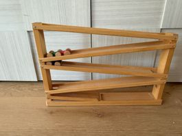 Rollbahn aus Holz mit Autoschlange von Karo ab 1.-