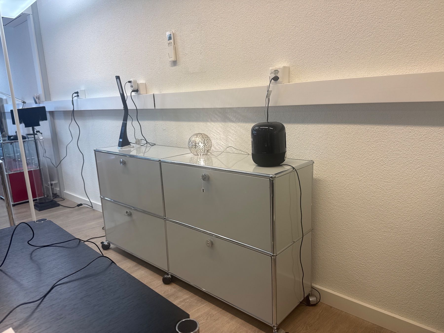 USM Cassettiere: Usm Sideboard in lichtgrau oder Mattsilber Lieferung gratis – Usato da Thun venduto da altstadt-thun 2