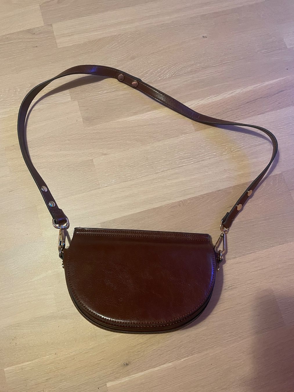 H&M Taschen für Damen: Moderne fake Ledertasche in braun – Gebraucht aus Zürich von Camiro6