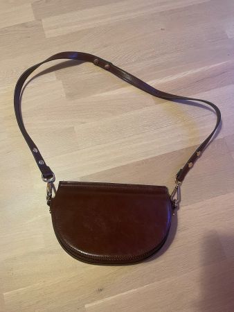 Moderne fake Ledertasche in braun