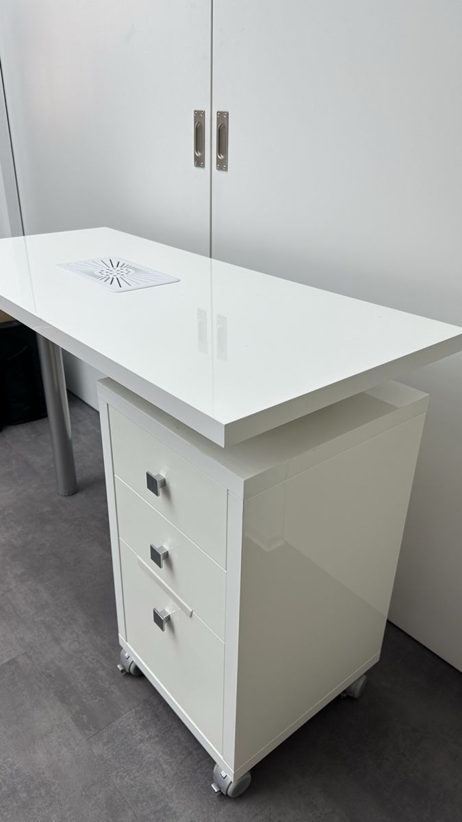 Tables: Maniküre Tisch mit Absaugung – D'occasion à Hünenberg See par Lexi-777 2