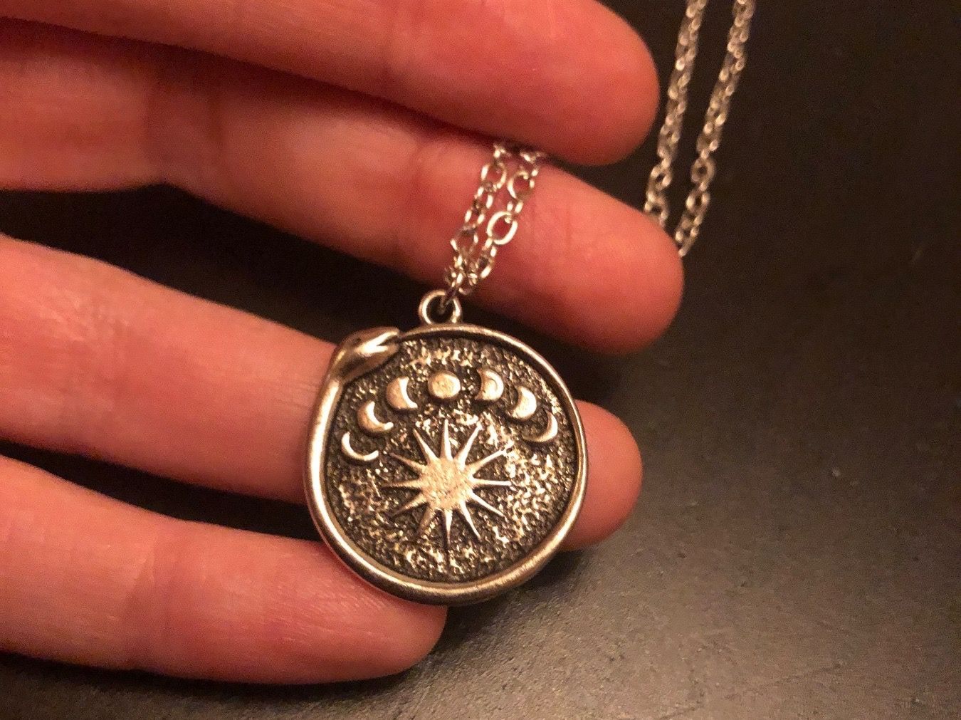 Ciondoli: Amulett/ Anhänger Uroboros mit Mondphasen – Nuovo (secondo la descrizione) da Gams venduto da Mariawicca 3