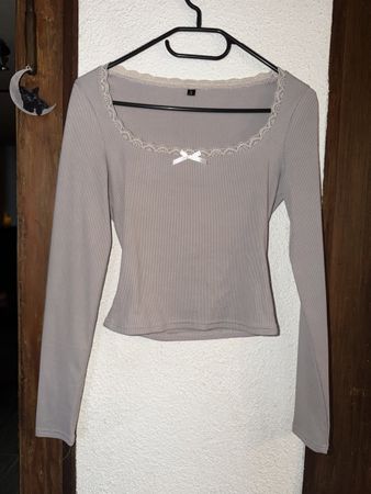 Süsses Langarmshirt mit Spitze, neuwertig, Grösse S