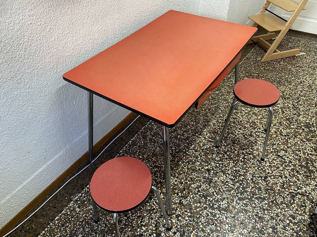 Tavoli: Kelkotisch mit zwei Hockern – Usato da Zürich venduto da Herrtapparella