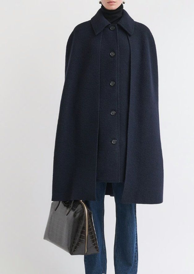 Totême Cappotti: Toteme Cape aus Woll-Bouclé – Usato da Meilen venduto da Antete