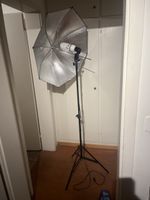 2x LED Studioleuchten- Fotolichter mit Schirm-Diffusor