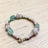 Perlenarmband mit bunten Edelsteinen