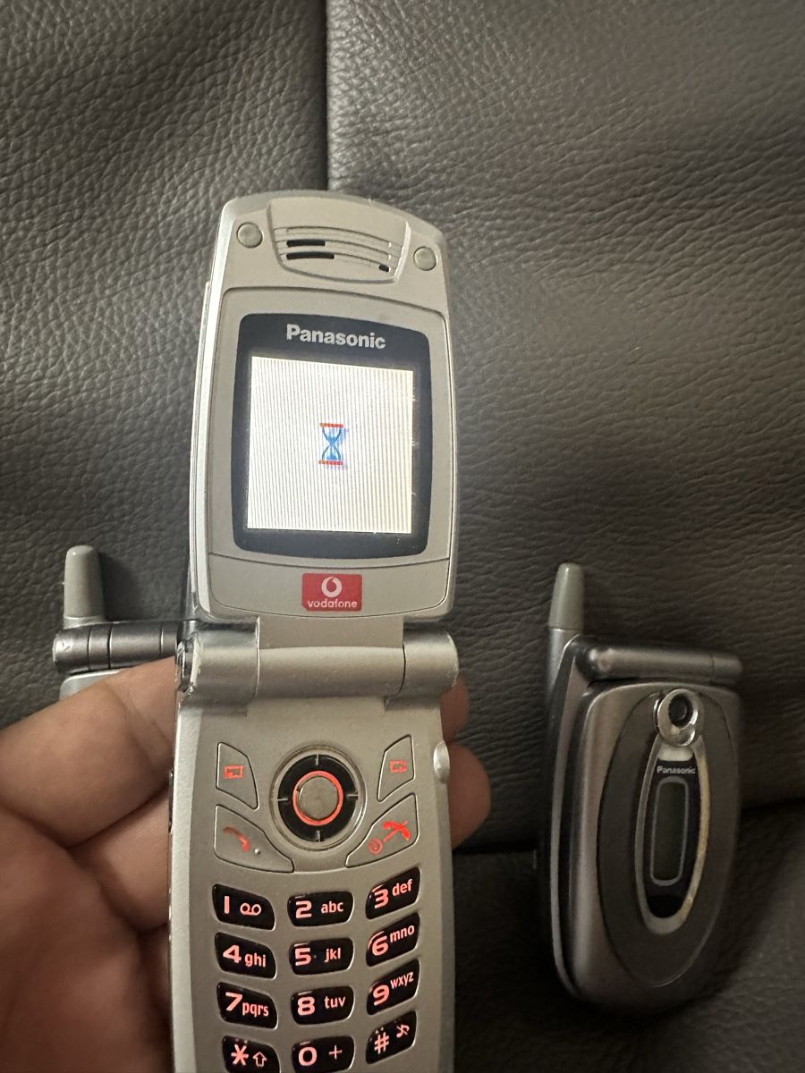 Panasonic Telefoni cellulari / Smartphones: Panasonic Handy Konvolut 3x – Difettoso da Heerbrugg venduto da Amazon38 3