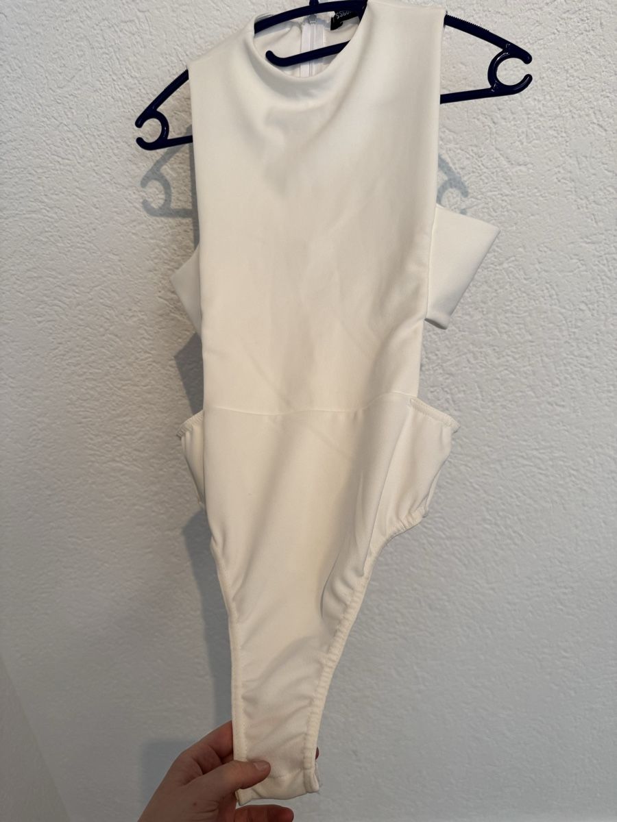 Top: MISSGUIDED Body weiss Cut outs Gr. 38 / M – Usato da Fislisbach venduto da KolibriSecondhand 3