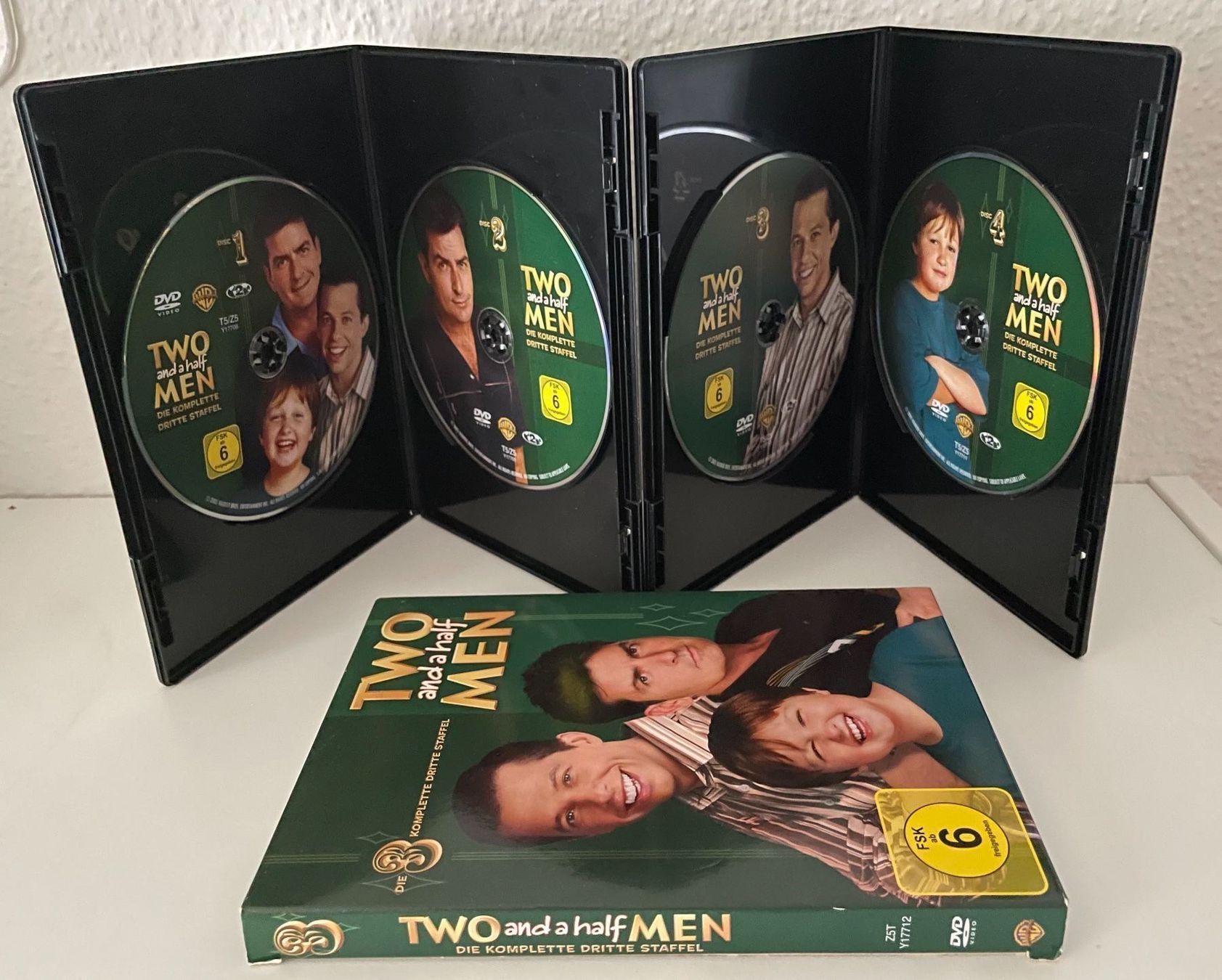 Tutti i DVDs: Two and a Half Men Season 3 – Nuovo (secondo la descrizione) da Riehen venduto da M.S.DVD 2