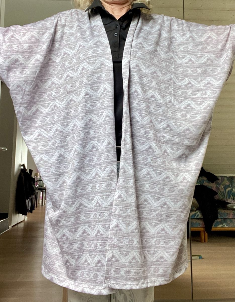 Sonstige Damenmode: Neuwertiger leichter Cape Grösse S – Gebraucht aus Winkel von Flyhy2020 1