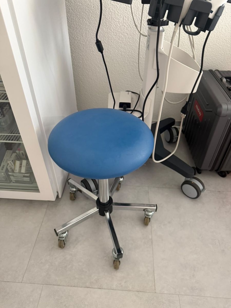 Liegen & Liegestühle: Behandlungsliege & OP Hocker – Gebraucht aus Zürich von lau_yf5f 3