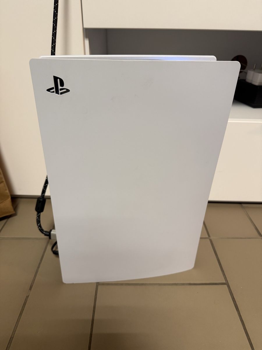 Sony Konsolen: Sony PS5 Disc Edition + 4 Controller + 2 Spiele+Ladestation – Gebraucht aus Schlieren von Aimee123 2