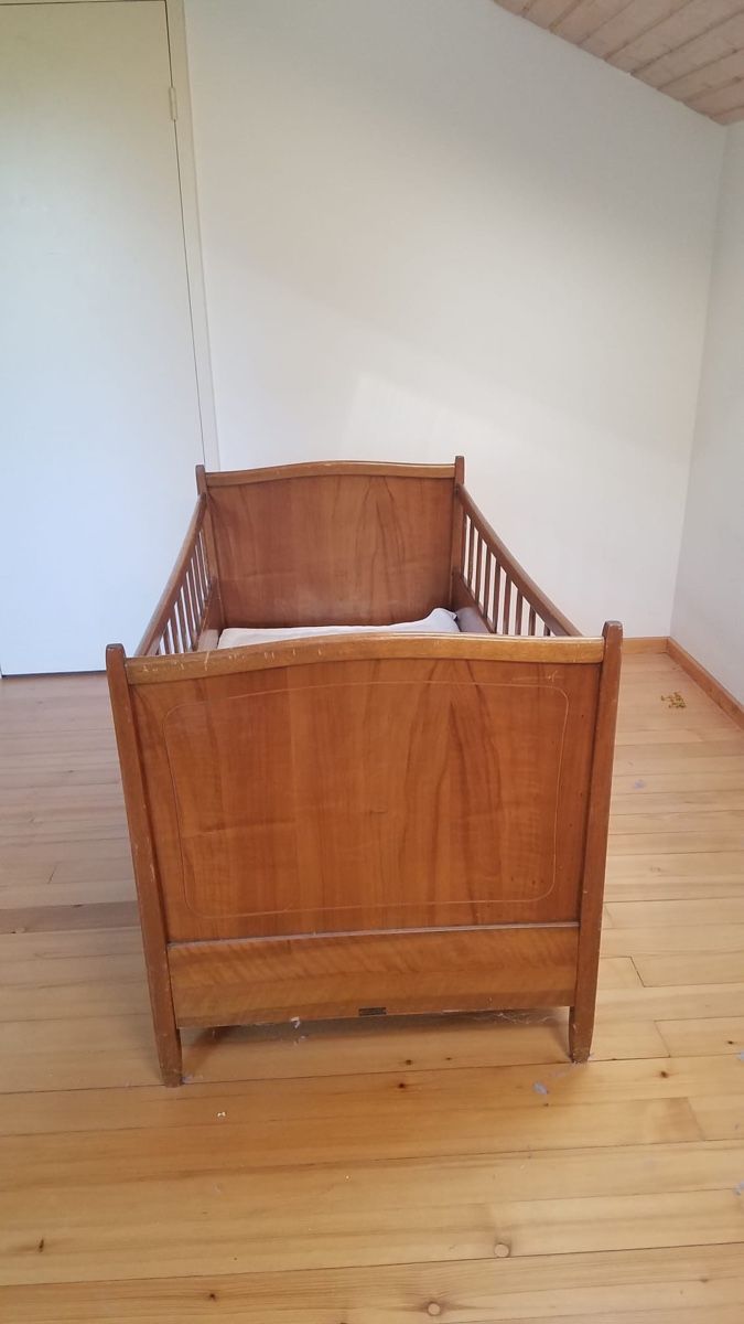 Betten: Antikes Kinderbett aus Holz  – Gebraucht aus Hauptikon von sch_tw5j 1