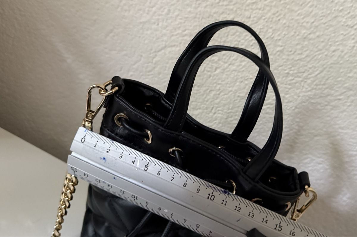 Borse da donna: Schwarze gesteppte Mini-Bucket-Bag mit goldener Kette – Nuovo (secondo la descrizione) da Zürich venduto da Vma_reuse 5