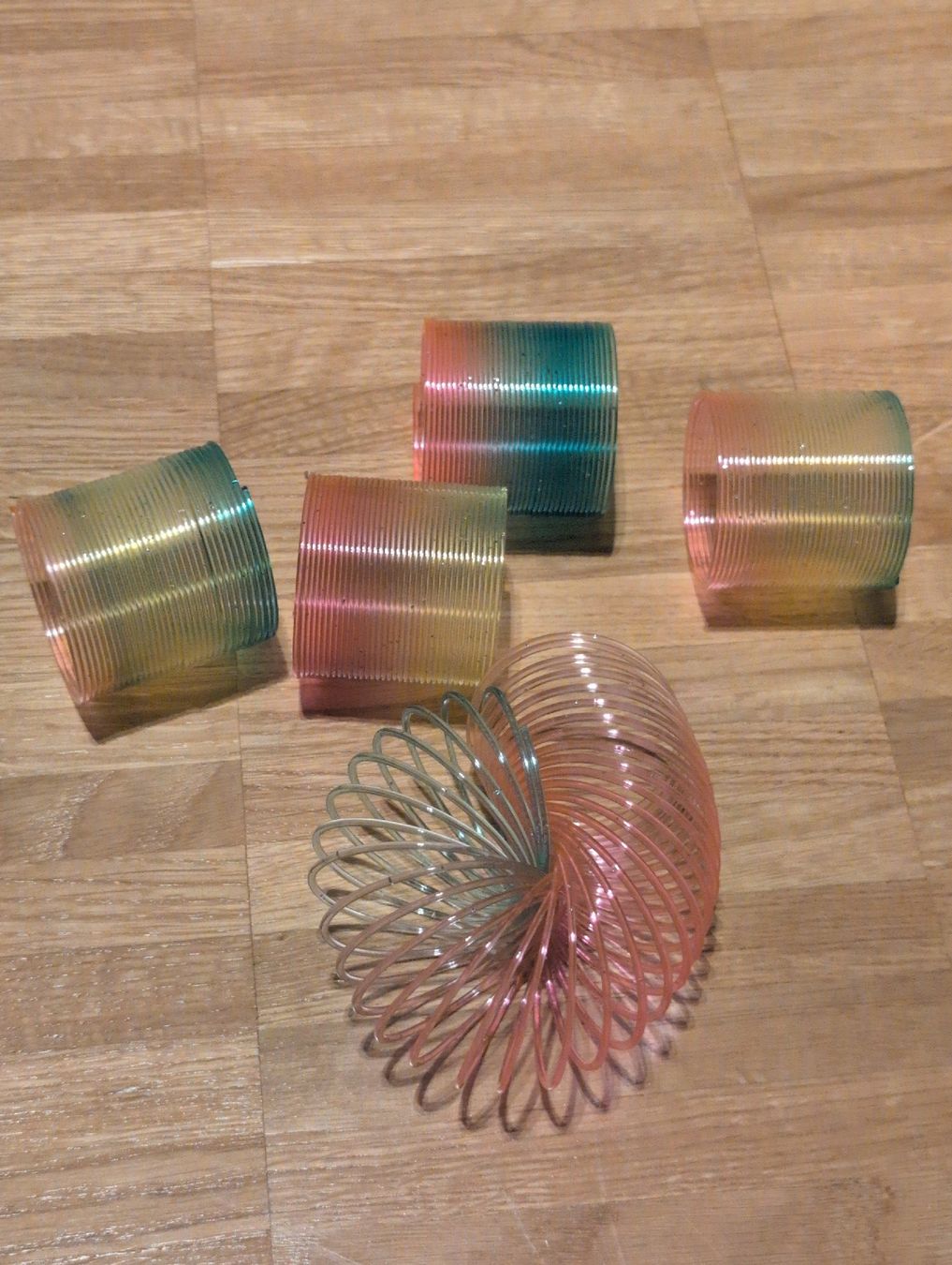 Jouets: 16 Regenbogen Spiralfedern klein – Neuf (Voir description) à Schwerzenbach par _charme_