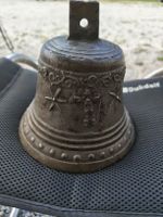 Alte Glocke mit Verzierungen