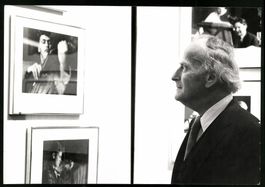 Fotografie Yehudi Menuhin betrachtet Fot
