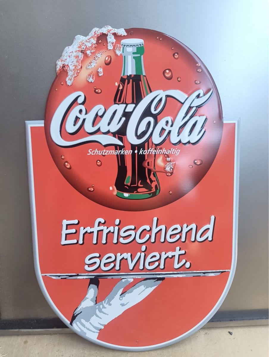 Coca-Cola Insegne: Coca-Cola Schild Erfrischend serviert Metall Blechschild NEU – Nuovo e nell'imballaggio originale da Zürich venduto da Nobs1