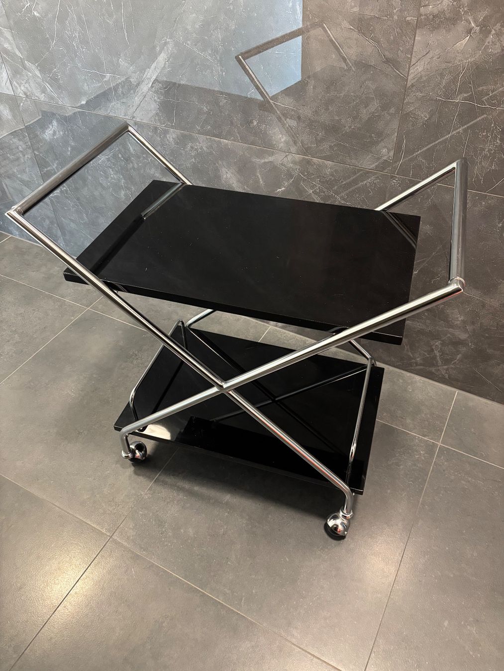 Koffer & Taschen: Moderner Designer Servierwagen Silber, Schwarz, Verchromt – Gebraucht aus Lengnau BE von 4ConsultingSolutions 4