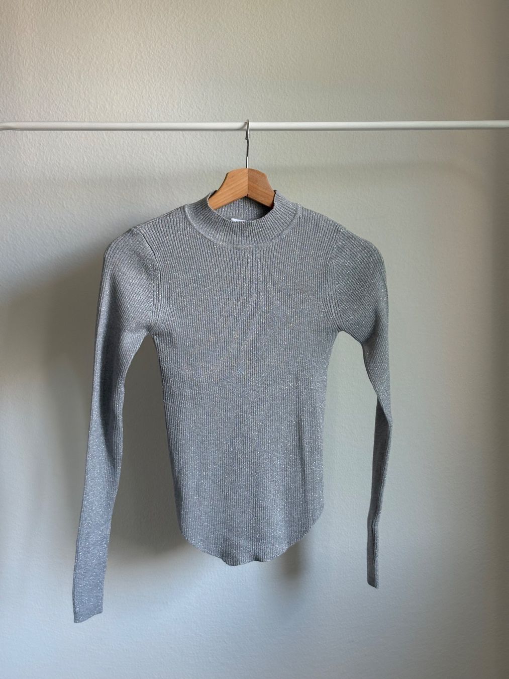 Stradivarius Maglioni & Felpe: silberfarbener Langarmpullover mit Glitzer – Nuovo (secondo la descrizione) da Zürich venduto da bbbggg