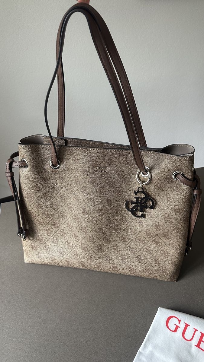 Guess Borse da donna: Guess Handtasche/Shopper Monogramm beige – Nuovo (secondo la descrizione) da Waldstatt venduto da Car_na