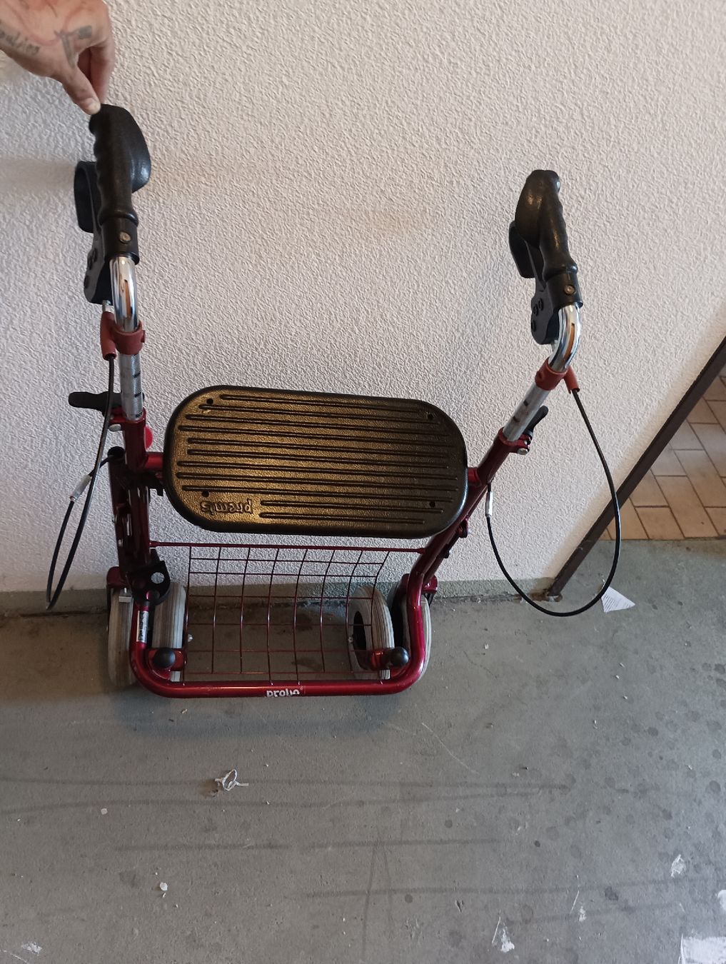 Ausili per la deambulazione: Crimson Rollator Walker with Seat & Basket - Great Condition – Usato da Dietikon venduto da isa_pz9m 5