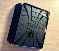 iPad Pro 11" - Spigen Urban Fit Hülle mit Pencil Halterung