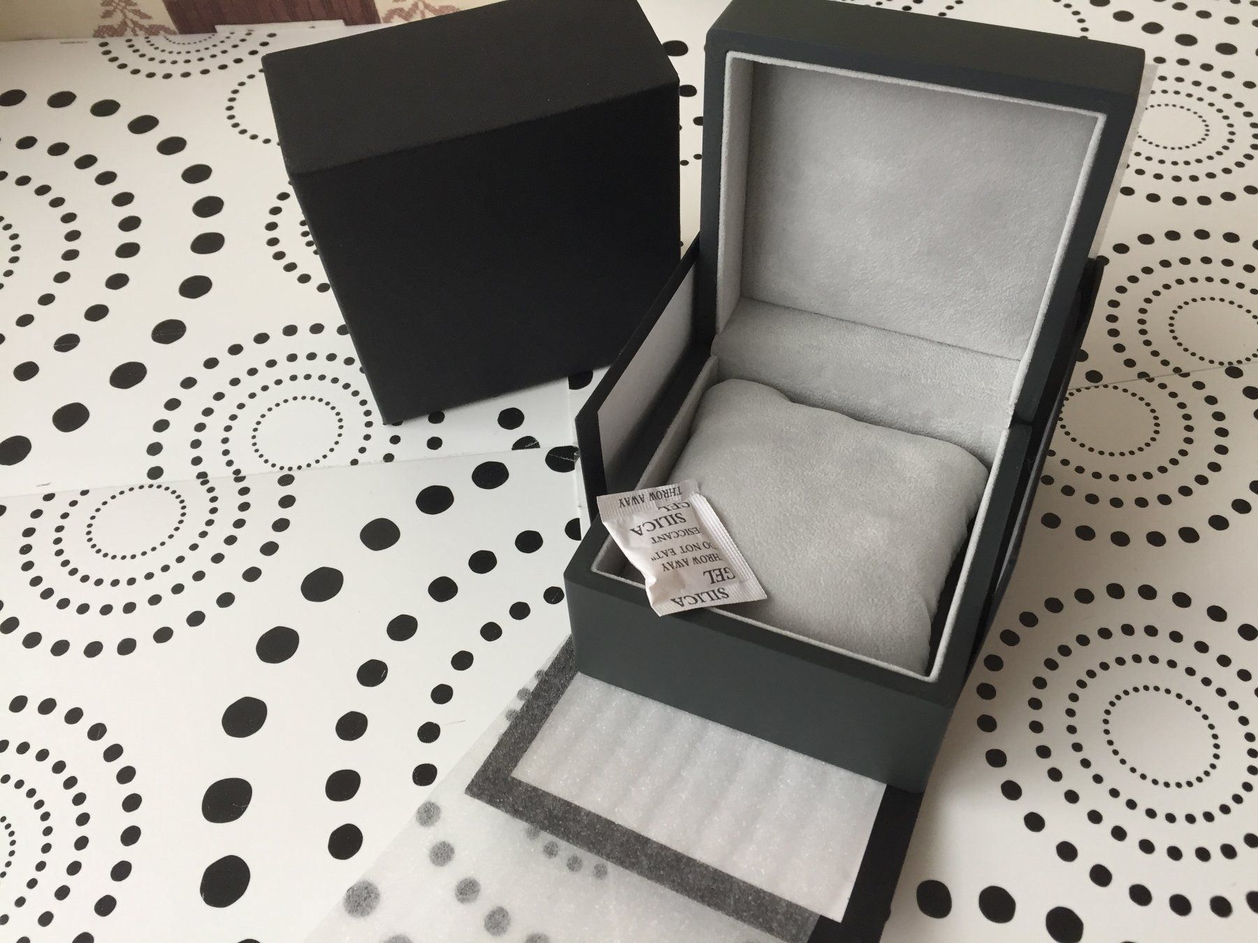Scatole porta orologi: UHRENBOX ECRIN WATCH CASE NEUTRAL - TOP QUALITY - NEW !!! – Nuovo e nell'imballaggio originale da Epalinges venduto da watchforyou